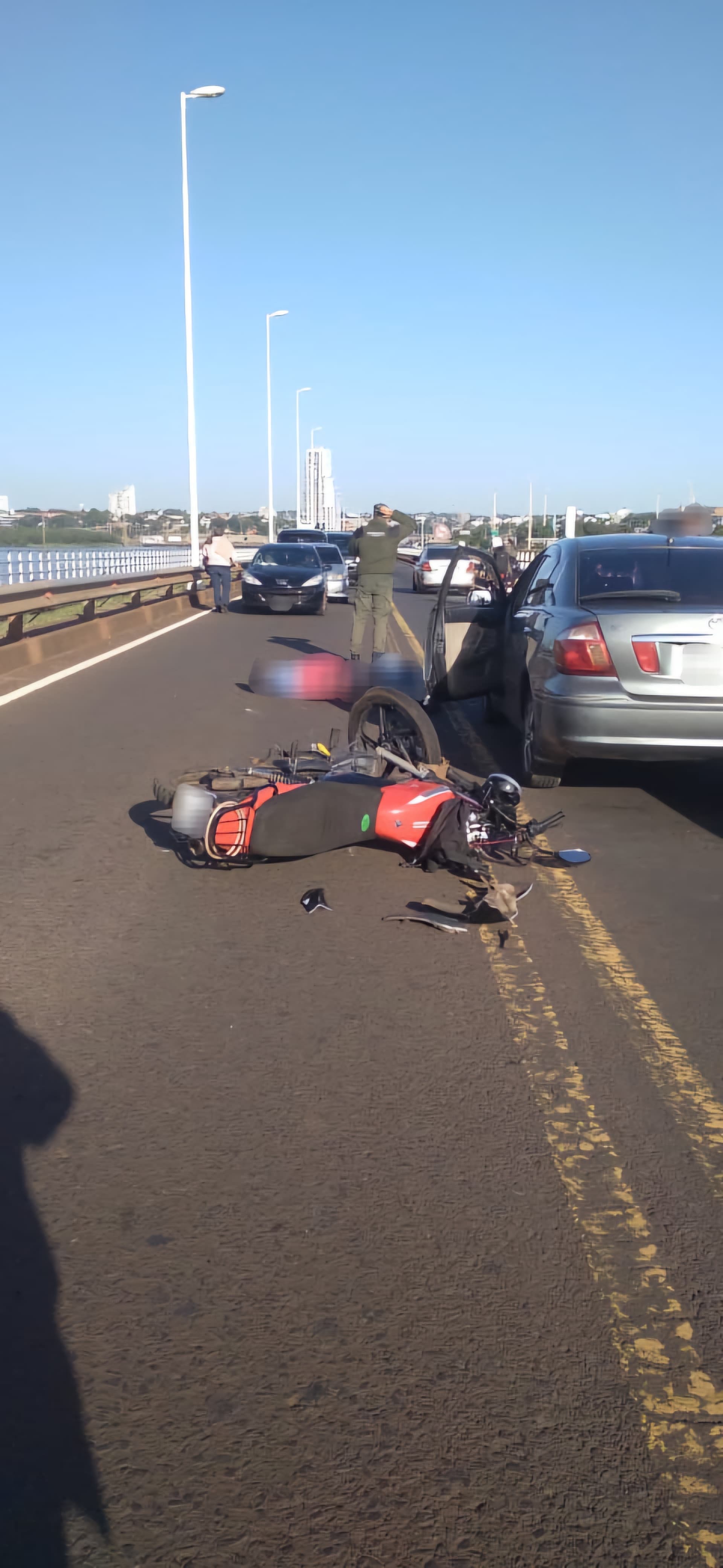 Dos motociclistas resultaron heridos tras choque en cadena en el Puente Internacional San Roque González